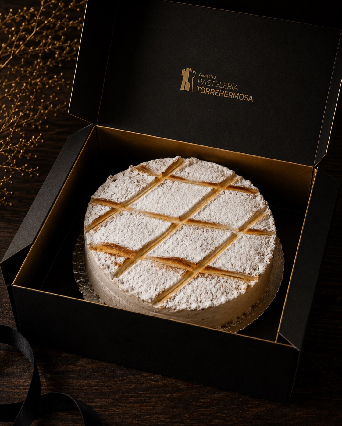 Tarta Suspiro dentro de su caja negra de Torrehermosa